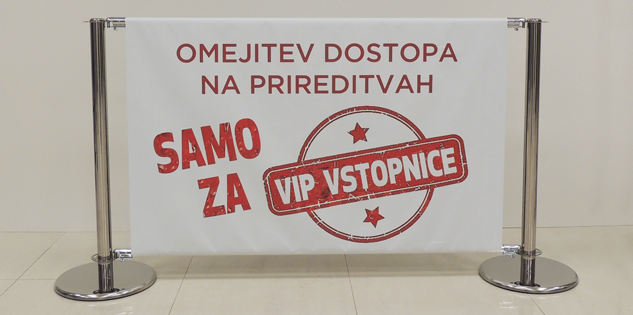 Srebrni stebrički s plosko kapico in prečnimi profili - Omejitev dostopa na prireditvah.