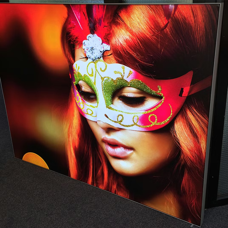 55/1 T-Flex LightBox enostranski - primer uporabe kot pregradna stena