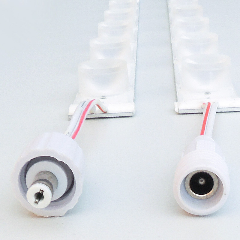 LED moduli MN-Alu2835 bar 18led - Na vsakem koncu profila LED sta pritrjena vodoodporna konektorja. Na eni strani moški, na drugi strani ženski konektor.